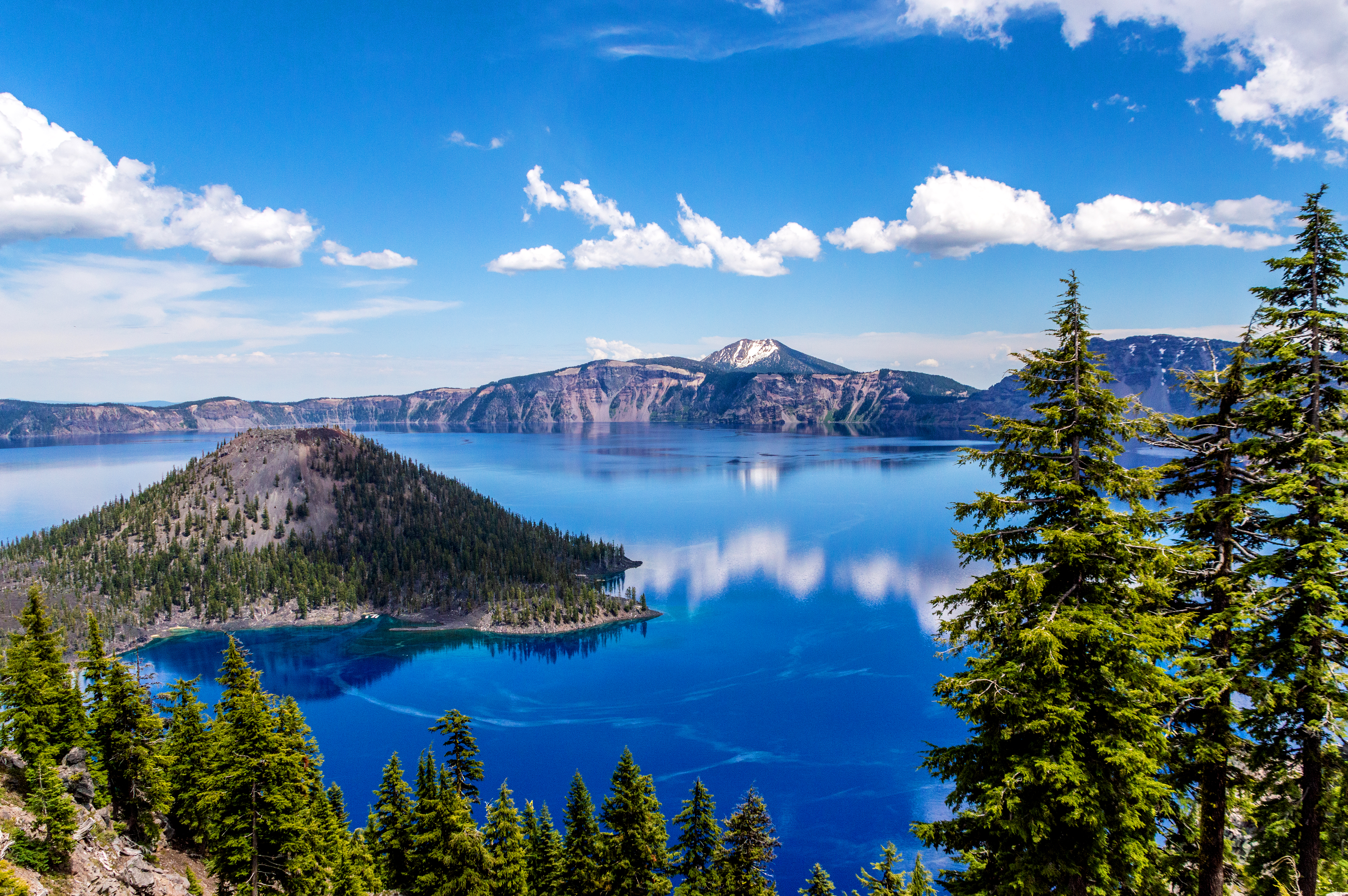 A serene blue lake in Oregon, US, an ideal July holiday destination.